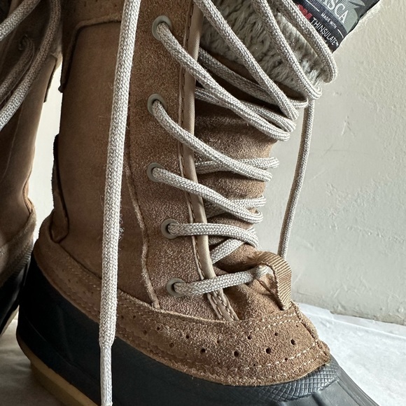 Gorgeous like new winter lace up boot. - Picture 4 of 10